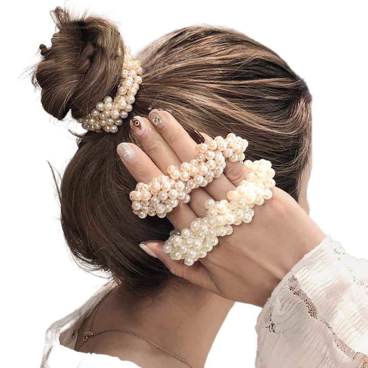 【商品】パールヘアゴム（2個セット） 【カラー】シャンパンゴールド/ホワイト 髪を彩り、華やかに飾るのに最適なアクセサリーが登場！このパールヘアゴム2点セットは、フェイクパールが美しさを引き立て、髪型